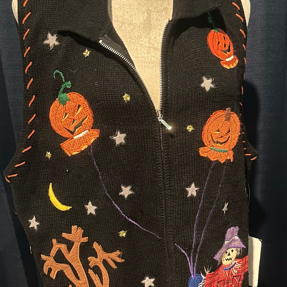 NWT women’s size 2X Halloween zip up sleeveless sweater by Designers Originals.